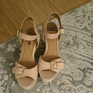 Attractive wedge sandals!